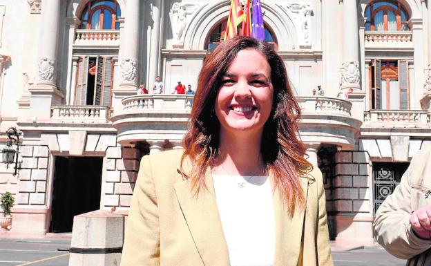 La portavoz del grupo socialista, Sandra Gómez, ayer enfrente del Consistorio.