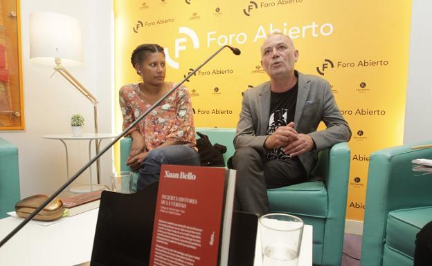 La escritora cubana Aída Falcón acompañó a Xuan Bello en la presentación de su libro en Oviedo.