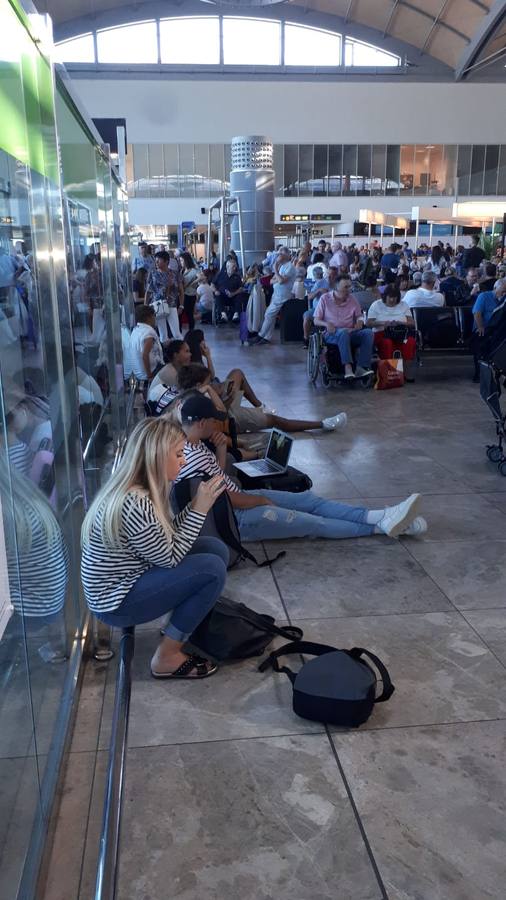 El aeropuerto de Alicante ha recuperado la normalidad a las 17.40 horas de este jueves, 30 de mayo, después de que se haya visto obligado a cancelar todas las operaciones de aterrizaje y despegue por la salida de pista de una avioneta privada. El suceso se ha registrado a las 14.00 horas y los dos ocupantes han resultado ilesos.