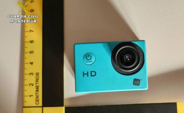 Montaña Polar Puntuación Instala una cámara de vídeo en un aseo portátil para grabar a sus  compañeras de trabajo en Vinalopó | Las Provincias