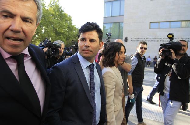 Javier Sánchez-Santos, ayer por la mañana a la salida de la Ciudad de la Justicia de Valencia. 