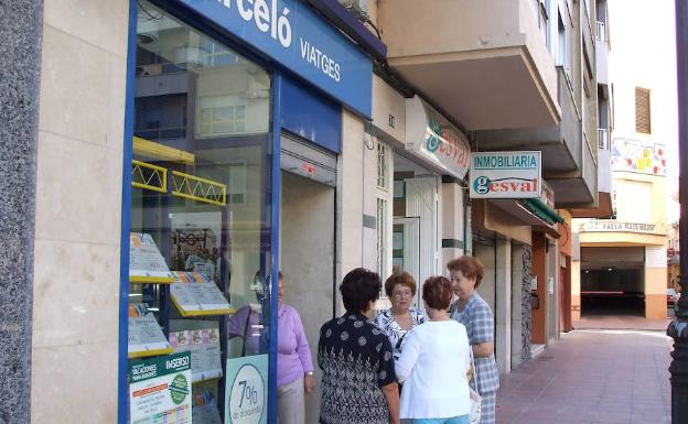 Jubiladas a las puertas de una agencia de viajes para contratar los programas del Imserso. 