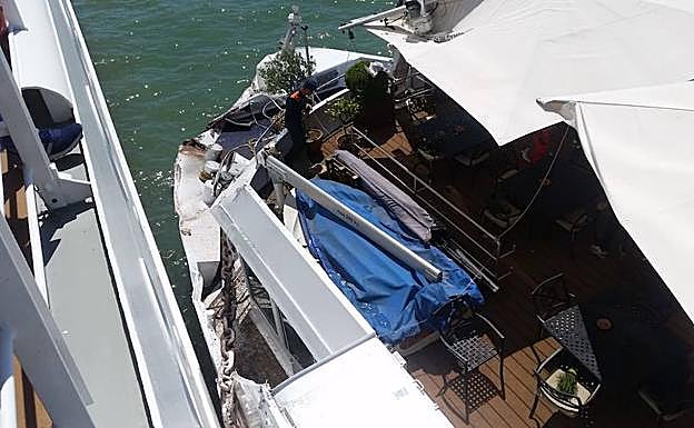 Barco siniestrado al chocar con un crucero de grandes dimensiones.