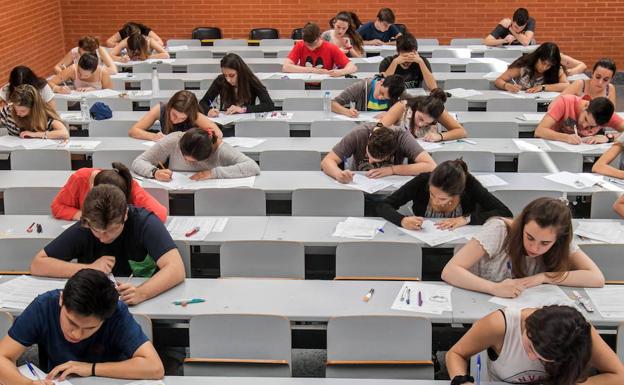 Estudiantes realizando las pruebas de Selectividad. 