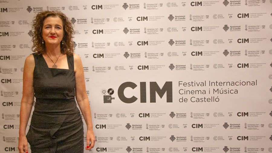 Anoche se celebró la gala de la ll edición de los premios del Festival de Cinema y Música de Castelló. El Aladroc nacional del CIM recayó en el director vasco Julio Medem y el internacional en la compositora Jocelyn Pook. Medem aseguró que, incluso cuando escribe el guión, siempre deja un espacio para la música; un elemento fundamental e imprescindible en sus películas y que el trabajo de Pook (con quién repitió en «Habitación Propia») fue fundamental para explicar una cinta basada en la historia de su propia hermana «Caótica Ana», en la que necesitaba explicar a una mujer habitada por varias mujeres con una melodía ancestral. Pook -que ha trabajado con Scorsese, Kubrick o el propio Medem - explicó que este reconocimiento es muy importante para ella. En el caso de Jocelyn Pook se da la circunstancia de que su música no solo se centra en el cine. Abarca un amplío espectro que va desde los conciertos, a la ópera pasando por todo tipo de trabajos en los que en algunos se convierte también en intérprete.