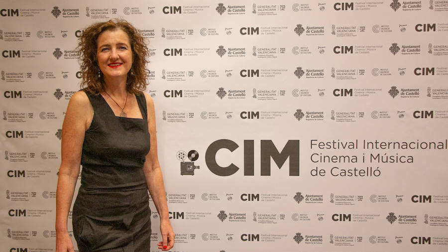 Anoche se celebró la gala de la ll edición de los premios del Festival de Cinema y Música de Castelló. El Aladroc nacional del CIM recayó en el director vasco Julio Medem y el internacional en la compositora Jocelyn Pook. Medem aseguró que, incluso cuando escribe el guión, siempre deja un espacio para la música; un elemento fundamental e imprescindible en sus películas y que el trabajo de Pook (con quién repitió en «Habitación Propia») fue fundamental para explicar una cinta basada en la historia de su propia hermana «Caótica Ana», en la que necesitaba explicar a una mujer habitada por varias mujeres con una melodía ancestral. Pook -que ha trabajado con Scorsese, Kubrick o el propio Medem - explicó que este reconocimiento es muy importante para ella. En el caso de Jocelyn Pook se da la circunstancia de que su música no solo se centra en el cine. Abarca un amplío espectro que va desde los conciertos, a la ópera pasando por todo tipo de trabajos en los que en algunos se convierte también en intérprete.