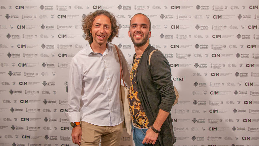 Anoche se celebró la gala de la ll edición de los premios del Festival de Cinema y Música de Castelló. El Aladroc nacional del CIM recayó en el director vasco Julio Medem y el internacional en la compositora Jocelyn Pook. Medem aseguró que, incluso cuando escribe el guión, siempre deja un espacio para la música; un elemento fundamental e imprescindible en sus películas y que el trabajo de Pook (con quién repitió en «Habitación Propia») fue fundamental para explicar una cinta basada en la historia de su propia hermana «Caótica Ana», en la que necesitaba explicar a una mujer habitada por varias mujeres con una melodía ancestral. Pook -que ha trabajado con Scorsese, Kubrick o el propio Medem - explicó que este reconocimiento es muy importante para ella. En el caso de Jocelyn Pook se da la circunstancia de que su música no solo se centra en el cine. Abarca un amplío espectro que va desde los conciertos, a la ópera pasando por todo tipo de trabajos en los que en algunos se convierte también en intérprete.