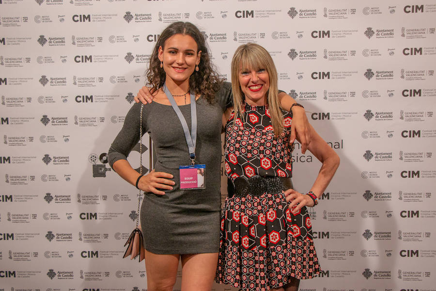 Anoche se celebró la gala de la ll edición de los premios del Festival de Cinema y Música de Castelló. El Aladroc nacional del CIM recayó en el director vasco Julio Medem y el internacional en la compositora Jocelyn Pook. Medem aseguró que, incluso cuando escribe el guión, siempre deja un espacio para la música; un elemento fundamental e imprescindible en sus películas y que el trabajo de Pook (con quién repitió en «Habitación Propia») fue fundamental para explicar una cinta basada en la historia de su propia hermana «Caótica Ana», en la que necesitaba explicar a una mujer habitada por varias mujeres con una melodía ancestral. Pook -que ha trabajado con Scorsese, Kubrick o el propio Medem - explicó que este reconocimiento es muy importante para ella. En el caso de Jocelyn Pook se da la circunstancia de que su música no solo se centra en el cine. Abarca un amplío espectro que va desde los conciertos, a la ópera pasando por todo tipo de trabajos en los que en algunos se convierte también en intérprete.