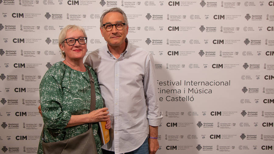 Anoche se celebró la gala de la ll edición de los premios del Festival de Cinema y Música de Castelló. El Aladroc nacional del CIM recayó en el director vasco Julio Medem y el internacional en la compositora Jocelyn Pook. Medem aseguró que, incluso cuando escribe el guión, siempre deja un espacio para la música; un elemento fundamental e imprescindible en sus películas y que el trabajo de Pook (con quién repitió en «Habitación Propia») fue fundamental para explicar una cinta basada en la historia de su propia hermana «Caótica Ana», en la que necesitaba explicar a una mujer habitada por varias mujeres con una melodía ancestral. Pook -que ha trabajado con Scorsese, Kubrick o el propio Medem - explicó que este reconocimiento es muy importante para ella. En el caso de Jocelyn Pook se da la circunstancia de que su música no solo se centra en el cine. Abarca un amplío espectro que va desde los conciertos, a la ópera pasando por todo tipo de trabajos en los que en algunos se convierte también en intérprete.