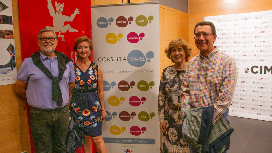 Anoche se celebró la gala de la ll edición de los premios del Festival de Cinema y Música de Castelló. El Aladroc nacional del CIM recayó en el director vasco Julio Medem y el internacional en la compositora Jocelyn Pook. Medem aseguró que, incluso cuando escribe el guión, siempre deja un espacio para la música; un elemento fundamental e imprescindible en sus películas y que el trabajo de Pook (con quién repitió en «Habitación Propia») fue fundamental para explicar una cinta basada en la historia de su propia hermana «Caótica Ana», en la que necesitaba explicar a una mujer habitada por varias mujeres con una melodía ancestral. Pook -que ha trabajado con Scorsese, Kubrick o el propio Medem - explicó que este reconocimiento es muy importante para ella. En el caso de Jocelyn Pook se da la circunstancia de que su música no solo se centra en el cine. Abarca un amplío espectro que va desde los conciertos, a la ópera pasando por todo tipo de trabajos en los que en algunos se convierte también en intérprete.