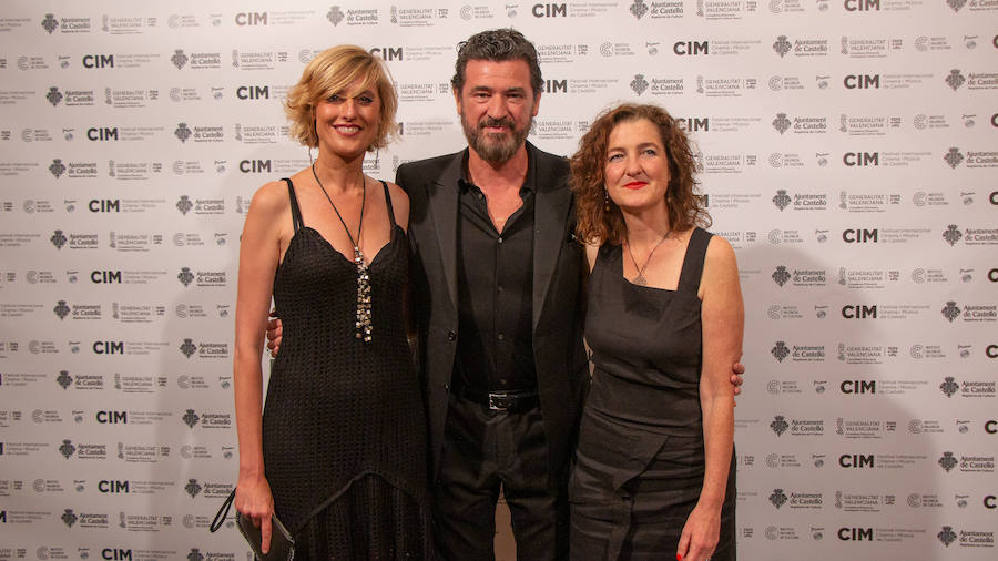 Anoche se celebró la gala de la ll edición de los premios del Festival de Cinema y Música de Castelló. El Aladroc nacional del CIM recayó en el director vasco Julio Medem y el internacional en la compositora Jocelyn Pook. Medem aseguró que, incluso cuando escribe el guión, siempre deja un espacio para la música; un elemento fundamental e imprescindible en sus películas y que el trabajo de Pook (con quién repitió en «Habitación Propia») fue fundamental para explicar una cinta basada en la historia de su propia hermana «Caótica Ana», en la que necesitaba explicar a una mujer habitada por varias mujeres con una melodía ancestral. Pook -que ha trabajado con Scorsese, Kubrick o el propio Medem - explicó que este reconocimiento es muy importante para ella. En el caso de Jocelyn Pook se da la circunstancia de que su música no solo se centra en el cine. Abarca un amplío espectro que va desde los conciertos, a la ópera pasando por todo tipo de trabajos en los que en algunos se convierte también en intérprete.