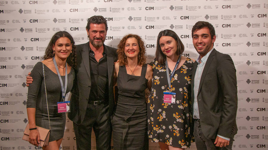 Anoche se celebró la gala de la ll edición de los premios del Festival de Cinema y Música de Castelló. El Aladroc nacional del CIM recayó en el director vasco Julio Medem y el internacional en la compositora Jocelyn Pook. Medem aseguró que, incluso cuando escribe el guión, siempre deja un espacio para la música; un elemento fundamental e imprescindible en sus películas y que el trabajo de Pook (con quién repitió en «Habitación Propia») fue fundamental para explicar una cinta basada en la historia de su propia hermana «Caótica Ana», en la que necesitaba explicar a una mujer habitada por varias mujeres con una melodía ancestral. Pook -que ha trabajado con Scorsese, Kubrick o el propio Medem - explicó que este reconocimiento es muy importante para ella. En el caso de Jocelyn Pook se da la circunstancia de que su música no solo se centra en el cine. Abarca un amplío espectro que va desde los conciertos, a la ópera pasando por todo tipo de trabajos en los que en algunos se convierte también en intérprete.