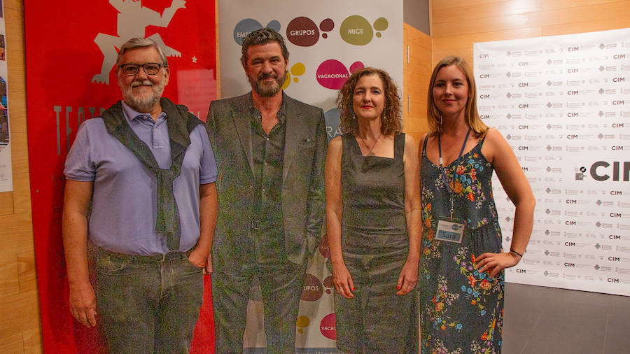 Anoche se celebró la gala de la ll edición de los premios del Festival de Cinema y Música de Castelló. El Aladroc nacional del CIM recayó en el director vasco Julio Medem y el internacional en la compositora Jocelyn Pook. Medem aseguró que, incluso cuando escribe el guión, siempre deja un espacio para la música; un elemento fundamental e imprescindible en sus películas y que el trabajo de Pook (con quién repitió en «Habitación Propia») fue fundamental para explicar una cinta basada en la historia de su propia hermana «Caótica Ana», en la que necesitaba explicar a una mujer habitada por varias mujeres con una melodía ancestral. Pook -que ha trabajado con Scorsese, Kubrick o el propio Medem - explicó que este reconocimiento es muy importante para ella. En el caso de Jocelyn Pook se da la circunstancia de que su música no solo se centra en el cine. Abarca un amplío espectro que va desde los conciertos, a la ópera pasando por todo tipo de trabajos en los que en algunos se convierte también en intérprete.