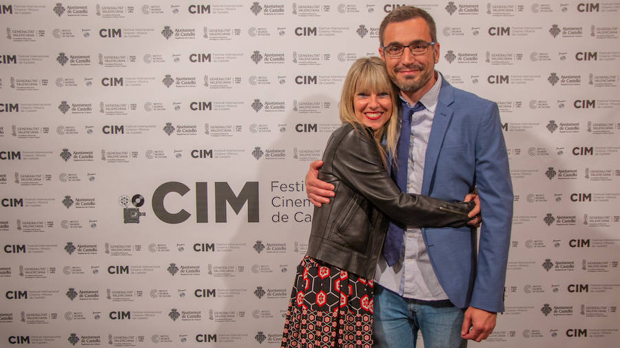 Anoche se celebró la gala de la ll edición de los premios del Festival de Cinema y Música de Castelló. El Aladroc nacional del CIM recayó en el director vasco Julio Medem y el internacional en la compositora Jocelyn Pook. Medem aseguró que, incluso cuando escribe el guión, siempre deja un espacio para la música; un elemento fundamental e imprescindible en sus películas y que el trabajo de Pook (con quién repitió en «Habitación Propia») fue fundamental para explicar una cinta basada en la historia de su propia hermana «Caótica Ana», en la que necesitaba explicar a una mujer habitada por varias mujeres con una melodía ancestral. Pook -que ha trabajado con Scorsese, Kubrick o el propio Medem - explicó que este reconocimiento es muy importante para ella. En el caso de Jocelyn Pook se da la circunstancia de que su música no solo se centra en el cine. Abarca un amplío espectro que va desde los conciertos, a la ópera pasando por todo tipo de trabajos en los que en algunos se convierte también en intérprete.