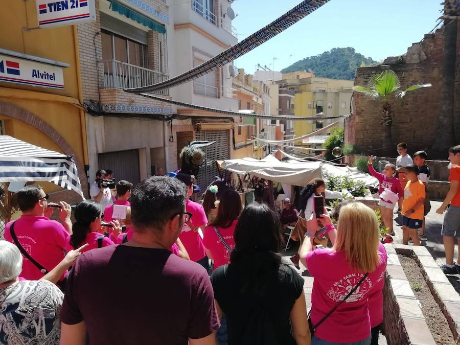 El municipio situado en pleno corazón de la Sierra Calderona ha festejado hoy la jornada que dedica a su fruto más típico. Para tal ocasión, que llega a la edición número 49, se han repartido miles de bandejas de forma gratuita para que los visitantes puedan degustar las cerezas de la zona. El Día de la Cereza se enmarca dentro de la Feria de la Calderona, una celebración que tiene lugar durante todo el fin de semana con actos y eventos de todo tipo en las calles de este municipio situado junto a l'Oronet.