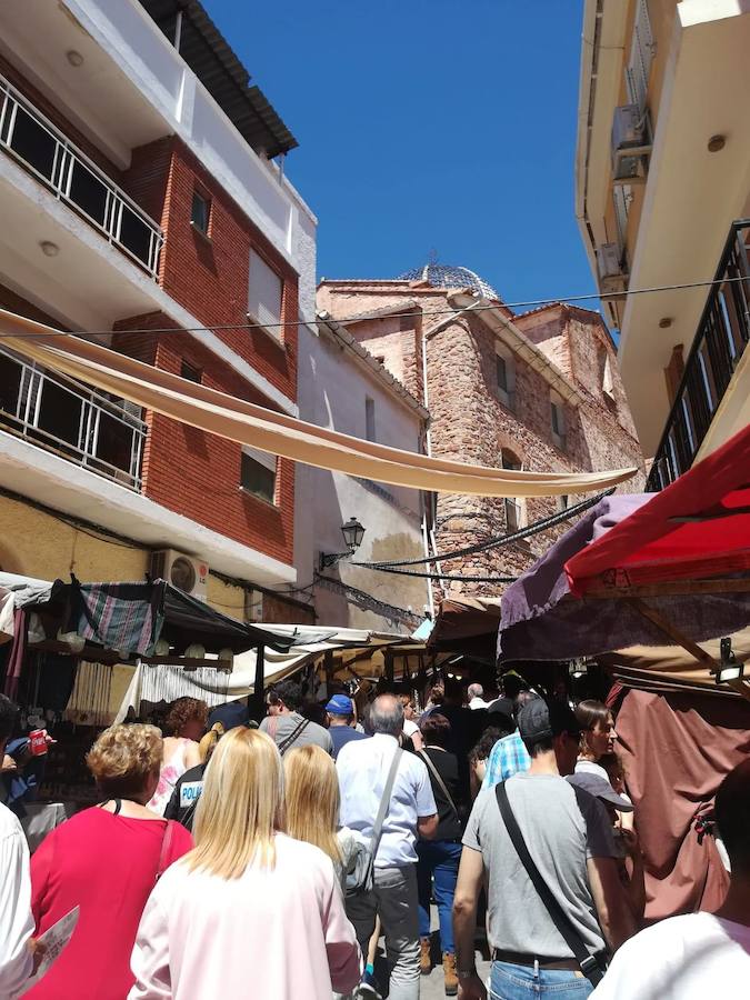 El municipio situado en pleno corazón de la Sierra Calderona ha festejado hoy la jornada que dedica a su fruto más típico. Para tal ocasión, que llega a la edición número 49, se han repartido miles de bandejas de forma gratuita para que los visitantes puedan degustar las cerezas de la zona. El Día de la Cereza se enmarca dentro de la Feria de la Calderona, una celebración que tiene lugar durante todo el fin de semana con actos y eventos de todo tipo en las calles de este municipio situado junto a l'Oronet.