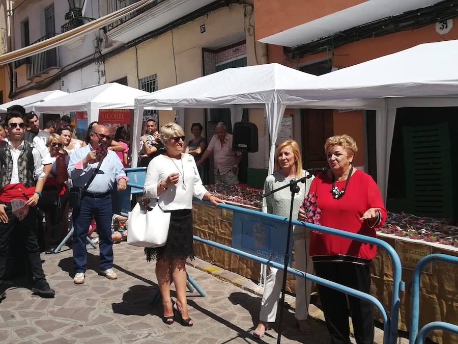 El municipio situado en pleno corazón de la Sierra Calderona ha festejado hoy la jornada que dedica a su fruto más típico. Para tal ocasión, que llega a la edición número 49, se han repartido miles de bandejas de forma gratuita para que los visitantes puedan degustar las cerezas de la zona. El Día de la Cereza se enmarca dentro de la Feria de la Calderona, una celebración que tiene lugar durante todo el fin de semana con actos y eventos de todo tipo en las calles de este municipio situado junto a l'Oronet.