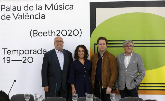 Los responsables del Palau de la Música, el subdirector Manuel Muñoz, la presidenta Glòria Tello, el director de la Orquesta de Valencia, Ramón Tebar, y el director del Palau, Vicent Ros. 