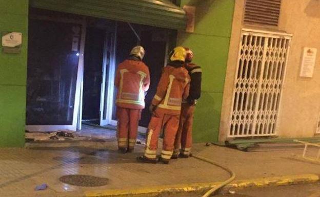 Un incendio en un taller de Paiporta obliga a desalojar a un edificio