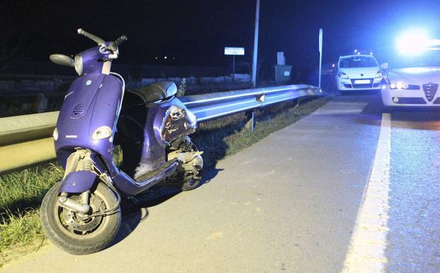 Foto de archivo de una moto accidentada. 