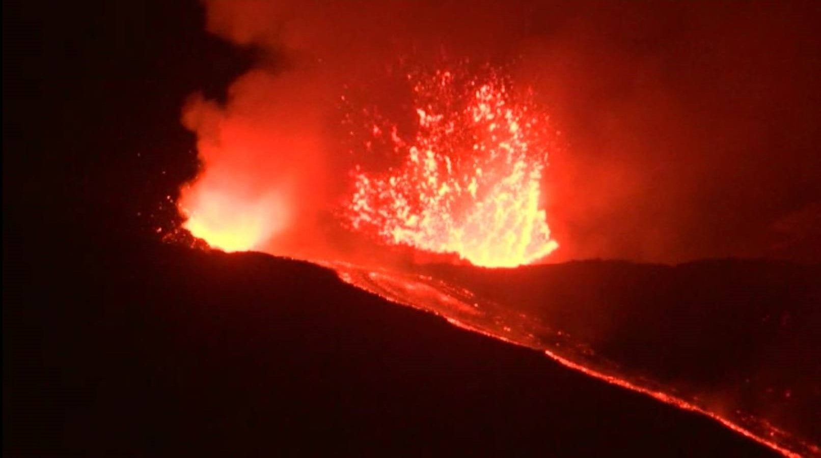 El volcán italiano Etna se ha despertado y ha lanzado lava al aire, aunque el tiempo nublado impedía ver el espectáculo de la erupción del más alto volcán activo de Europa, situado en Sicilia (isla al sur de Italia).
