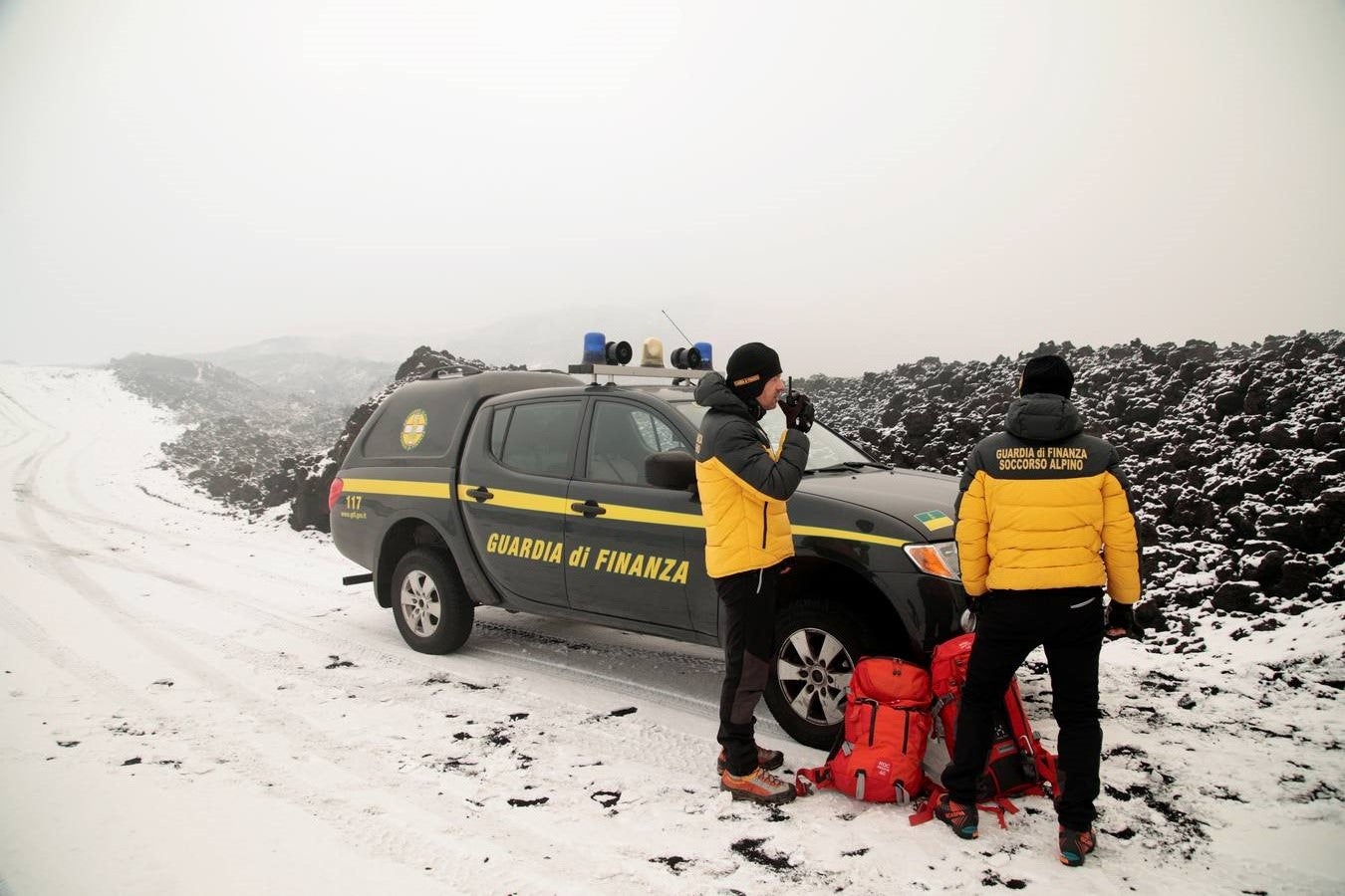 Imagen de un equipo de rescate de montaña, en el monte Etna.