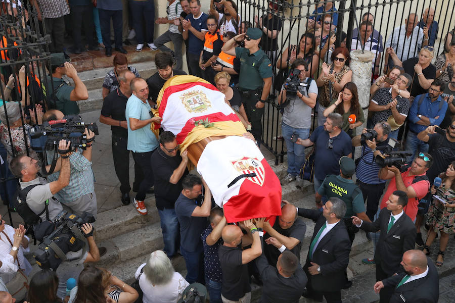 El futbolista falleció este sábado por la mañana en un accidente de tráfico en Alcalá de Guadaíra (Sevilla). El atestado de la Guardia Civil señala que el accidente se produjo por la pérdida de control del vehículo tras el reventón de una rueda cuando el Mercedes Brabus S550 de 380 CV circulaba a una velocidad estimada de 237 km./hora.