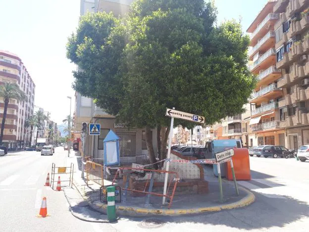 La 'Font dels Gitanos' de Tavernes destrozada tras el golpe del vehículo por el accidente. 