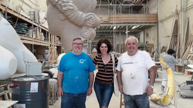 Pepe Latorre, Marina Puche y Gabriel Sanz, en la Ciudad Fallera. 