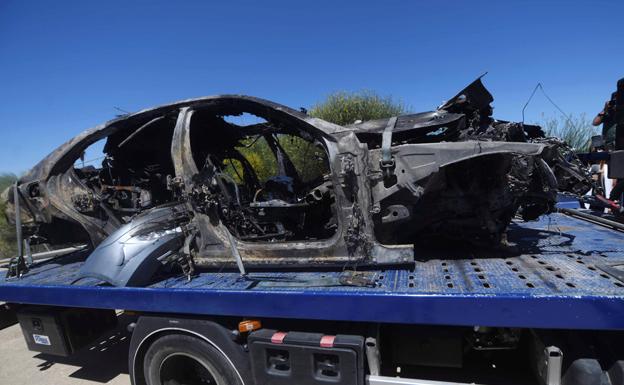 Estado en que quedó el coche de Reyes, tras estrellarse a más de 220 km/h y quemarse.