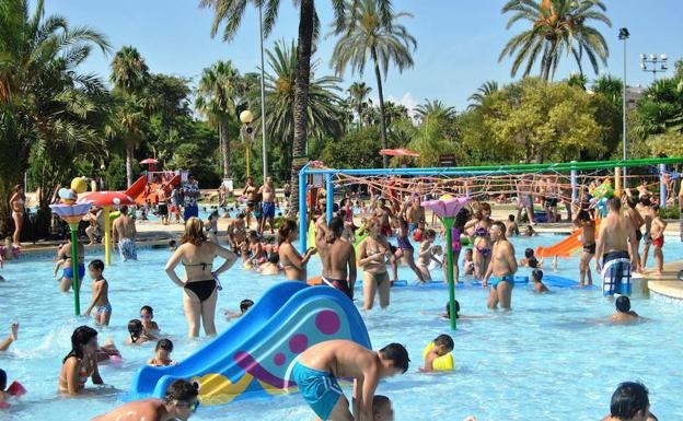 Bañistas en la piscina de Benicalap.