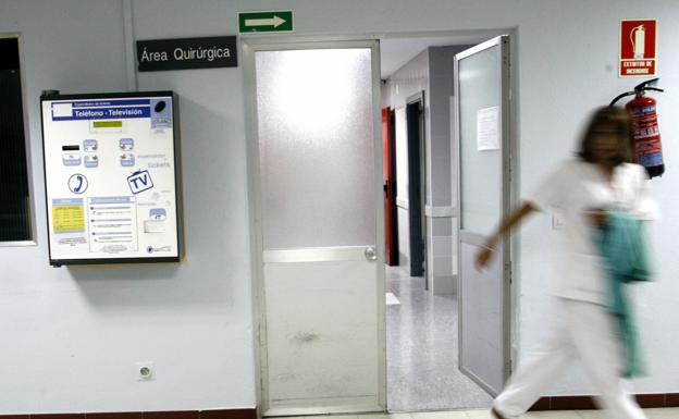 Acceso a un área de quirófanos en un hospital valenciano. 