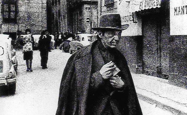 Años 70. En la imagen, un hombre camina por el barrio del Carmen de Valencia. JARQUE