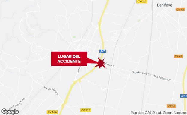 Un muerto al chocar un camión contra un furgón en la A-7 en Alginet