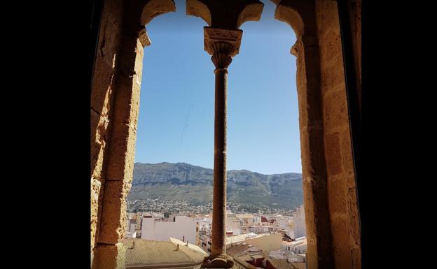 Castillos y fortalezas con el Montgó de fondo