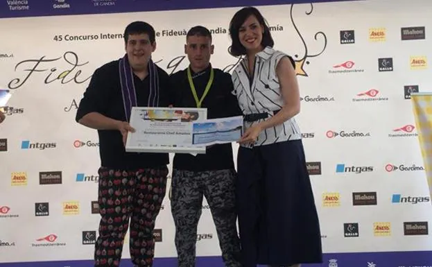 Los cocineros de Chef Amadeo, recibiendo el primer premio del concurso de Fideuà de Gandia.