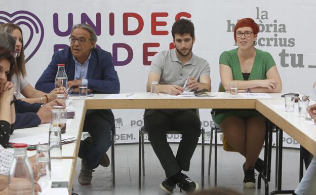 Representantes del PSPV. Podem y Compromís en la reunión de ayer.