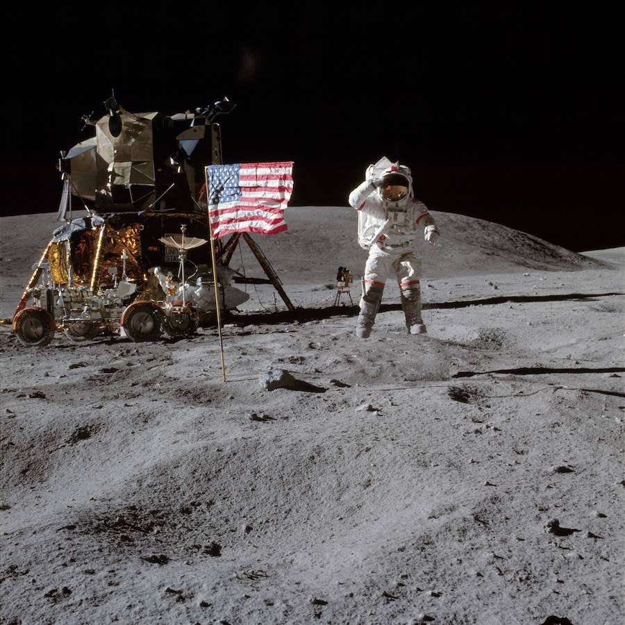 El astronauta John W. Young, comandante de la misión de aterrizaje lunar del Apolo 16, salta de la superficie lunar mientras saluda a la bandera de los Estados Unidos en el sitio de aterrizaje de Descartes