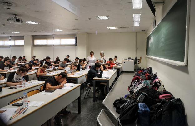 Los alumnos realizan un examen de PAU ayer en Valencia.