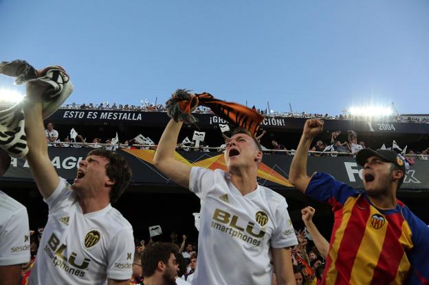Aficionados del Valencia celebran un gol de su equipo. 
