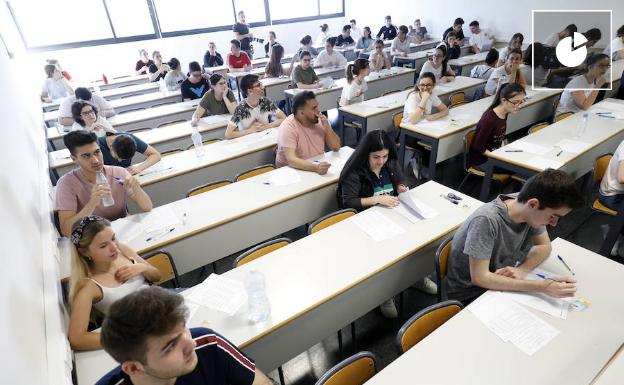 Alumnos preparados para empezar un examen de la Selectividad de 2019 en Valencia. 