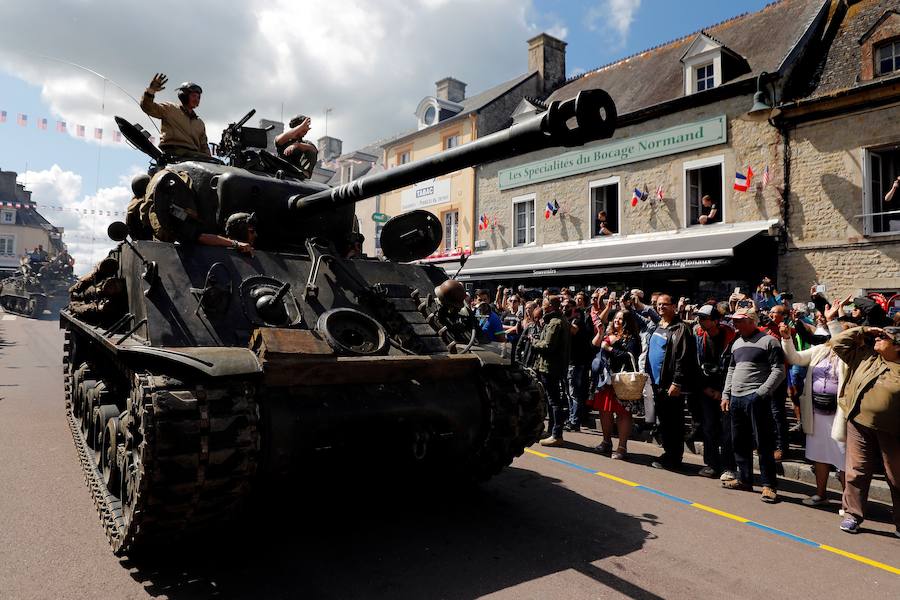 El 6 de junio de 1944 los aliados desembarcaron en masa y por sorpresa en las playas francesas de Normandía, con los alemanes esperándoles mucho más al norte, en el departamento de Paso de Calais. En un solo día, desembarcaron 156.000 soldados aliados, de los cuales 11.000 murieron, fueron heridos o desaparecieron. Miles de civiles fueron víctimas de los bombardeos. Emmanuel Macron, Donald Trump, Justin Trudeau y Theresa May conmemoraban este jueves en Normandía el desembarco de las fuerzas aliadas que culminó con la liberación de los territorios europeos ocupados por los nazis. Se esperaba la presencia de unas 12.000 personas, entre ellas numerosos veteranos de la Segunda Guerra Mundial, que llevaban condecoraciones y gorras recordando sus servicios al ejército. 