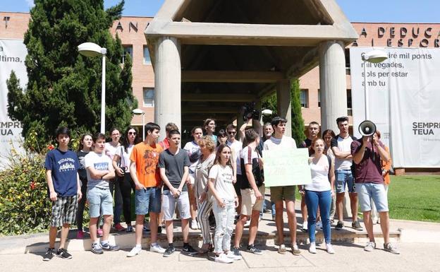 Los estudiantes concentrados esta mañana en la Conselleria de Educación.