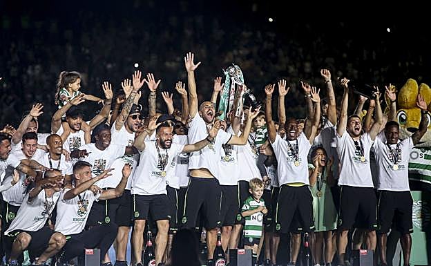 Jugadores del Sporting de Portugal, celebrando el título de la Taça, la copa lusa.