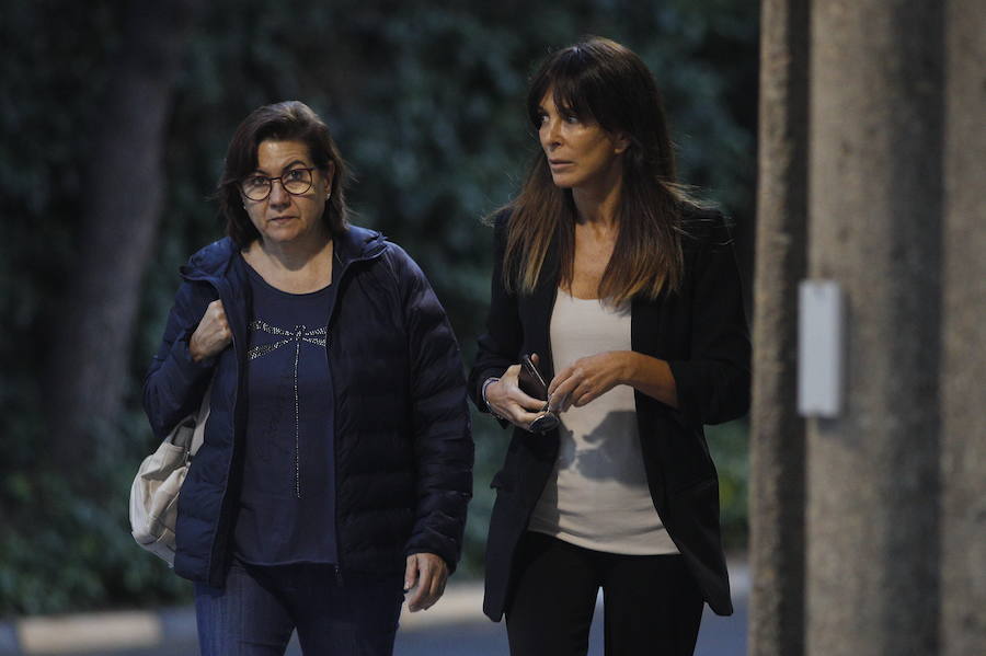 Las actrices Luisa Martín (i) y Lydia Bosch (d) llegan a la capilla ardiente de 'Chicho' Ibáñez Serrador en el tanatorio de la M-30 de Madrid.