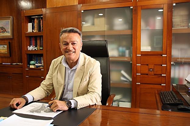 El recién reelegido alcalde de Xàbia, José Chulvi Español, en su despacho. 
