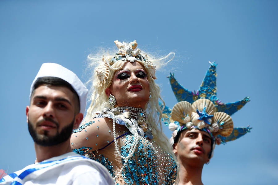 Miles de personas han celebrado este sábado en Roma su desfile del Orgullo Gay. El Gay Pride 2019 ha pedido como cada año, en un ambiente festivo, el pleno reconocimiento de derechos e igualdad de los ciudadanos.