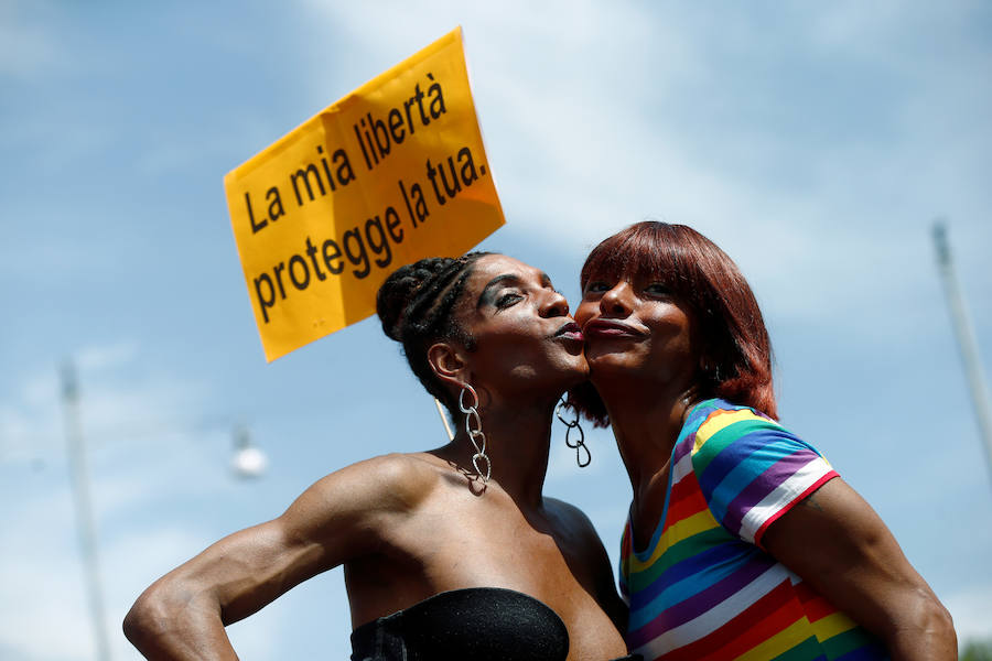 Miles de personas han celebrado este sábado en Roma su desfile del Orgullo Gay. El Gay Pride 2019 ha pedido como cada año, en un ambiente festivo, el pleno reconocimiento de derechos e igualdad de los ciudadanos.