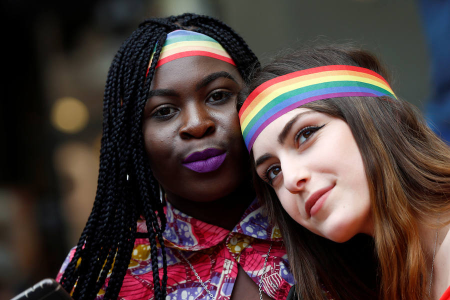 Miles de personas han celebrado este sábado en Roma su desfile del Orgullo Gay. El Gay Pride 2019 ha pedido como cada año, en un ambiente festivo, el pleno reconocimiento de derechos e igualdad de los ciudadanos.