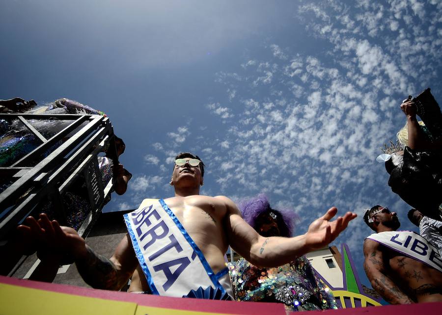 Miles de personas han celebrado este sábado en Roma su desfile del Orgullo Gay. El Gay Pride 2019 ha pedido como cada año, en un ambiente festivo, el pleno reconocimiento de derechos e igualdad de los ciudadanos.